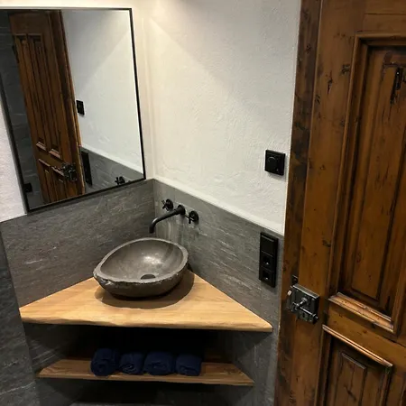 Adamhof Hochsitz * 레오강